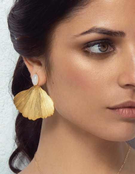 Golden earrings with leaf shape