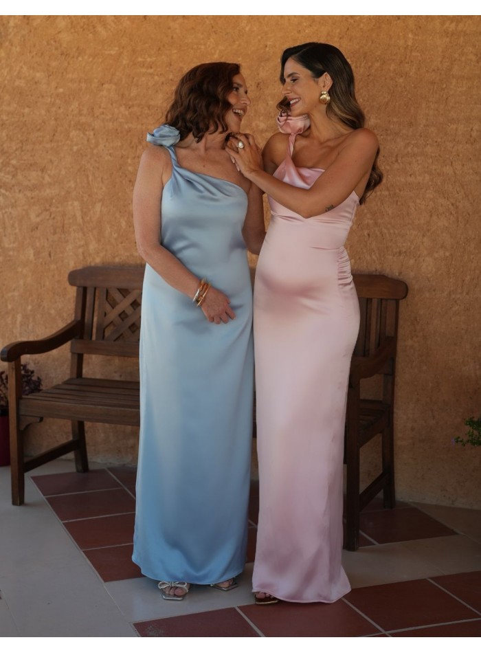 Robe longue asymétrique avec fleur sur l'épaule