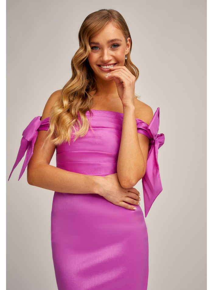 Vestido midi violeta en tafetán elástico con mangas lazadas para eventos especiales