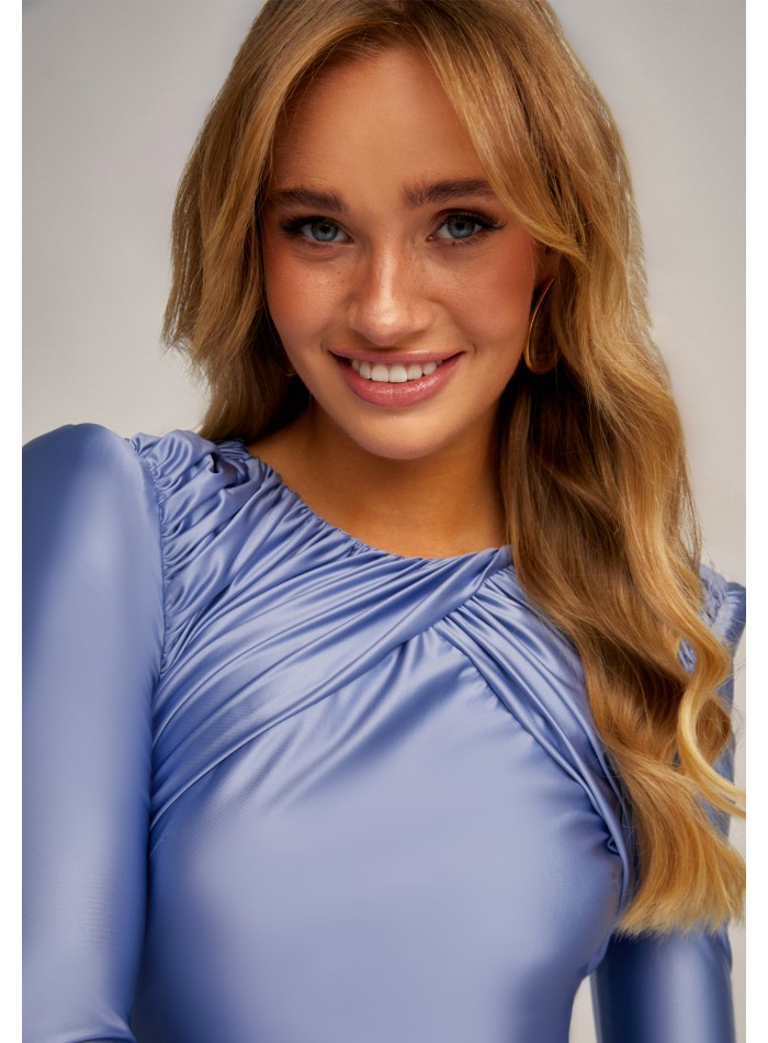 Robe midi bleu métallisé avec jupe drapée et cape