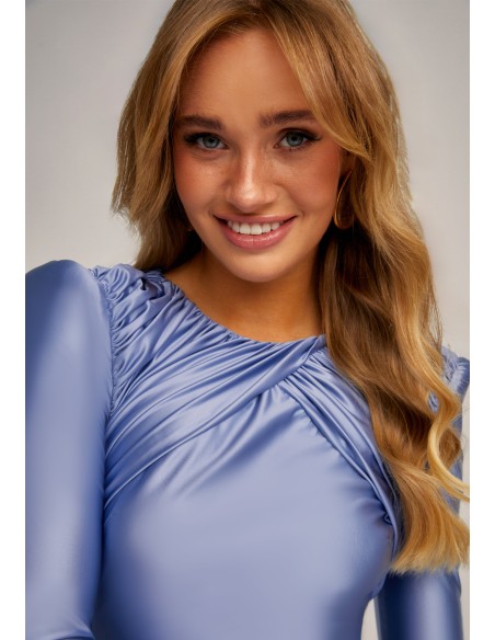 Vestido midi azul metálico con drapeado y falda de capa para invitada