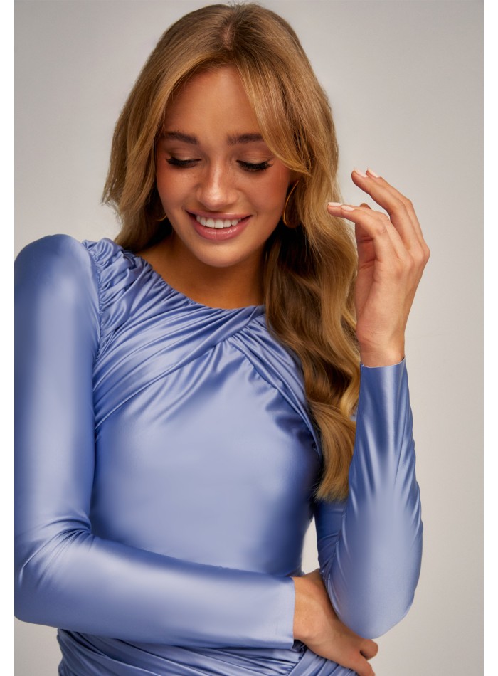 Robe midi bleu métallisé avec jupe drapée et cape