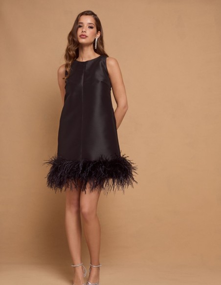 Vestido corto de fiesta negro con plumas