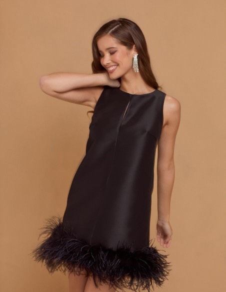 Vestido corto de fiesta negro con plumas para ocasiones especiales
