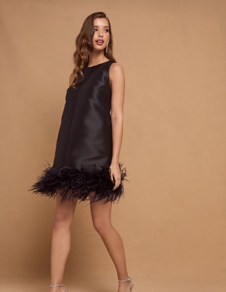 Vestido corto de fiesta negro con plumas para eventos especiales
