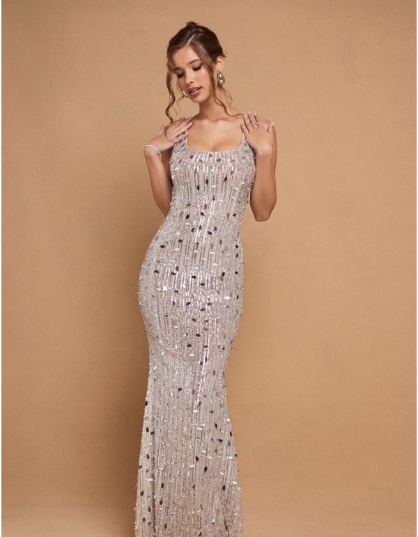 Longue robe de bal argentée avec strass