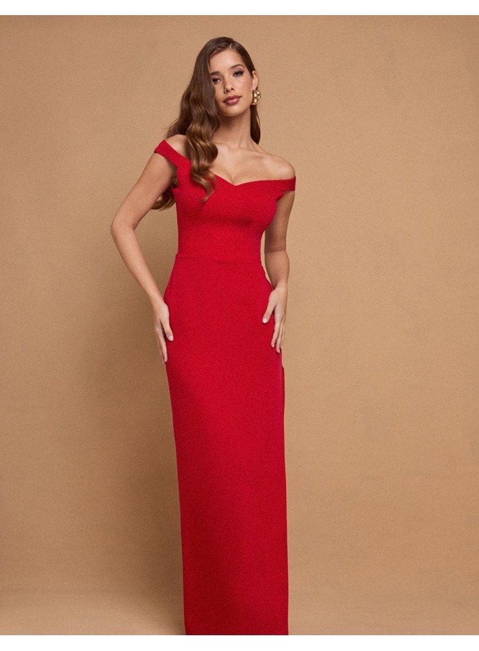 Longue robe rouge avec encolure bandeau et fente