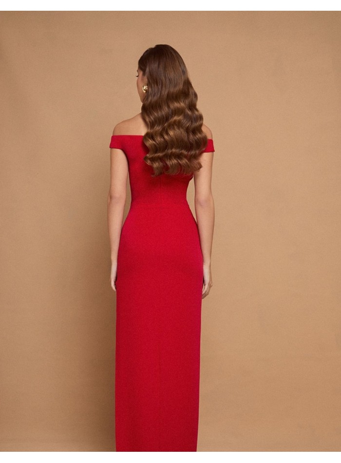 Longue robe rouge avec encolure bandeau et fente
