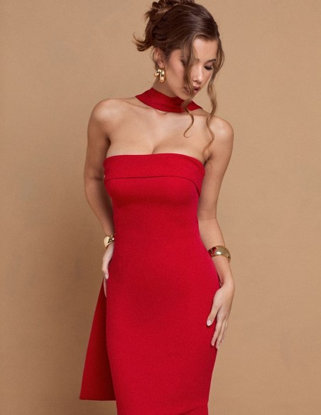 Longue robe de soirée rouge sans bretelles avec écharpe