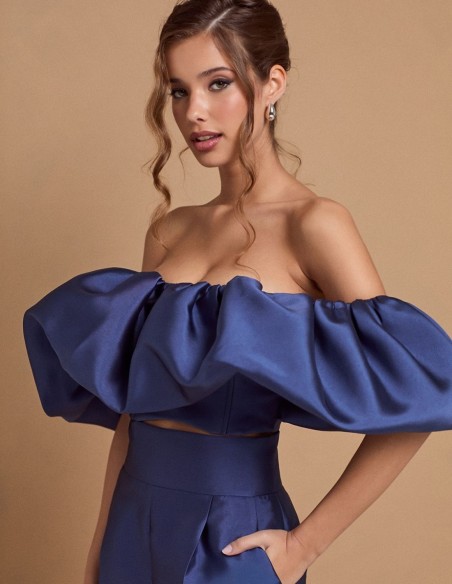 Top de fiesta azul para invitada de boda