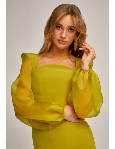Pistachio long dress with curved neckline and puffed sleeves