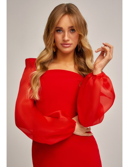 Robe longue rouge à encolure cintrée et manches bouffantes