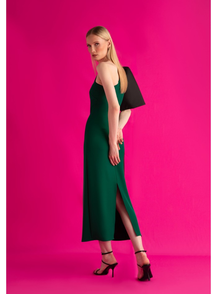 Vestido midi asimétrico con hombro descubierto...