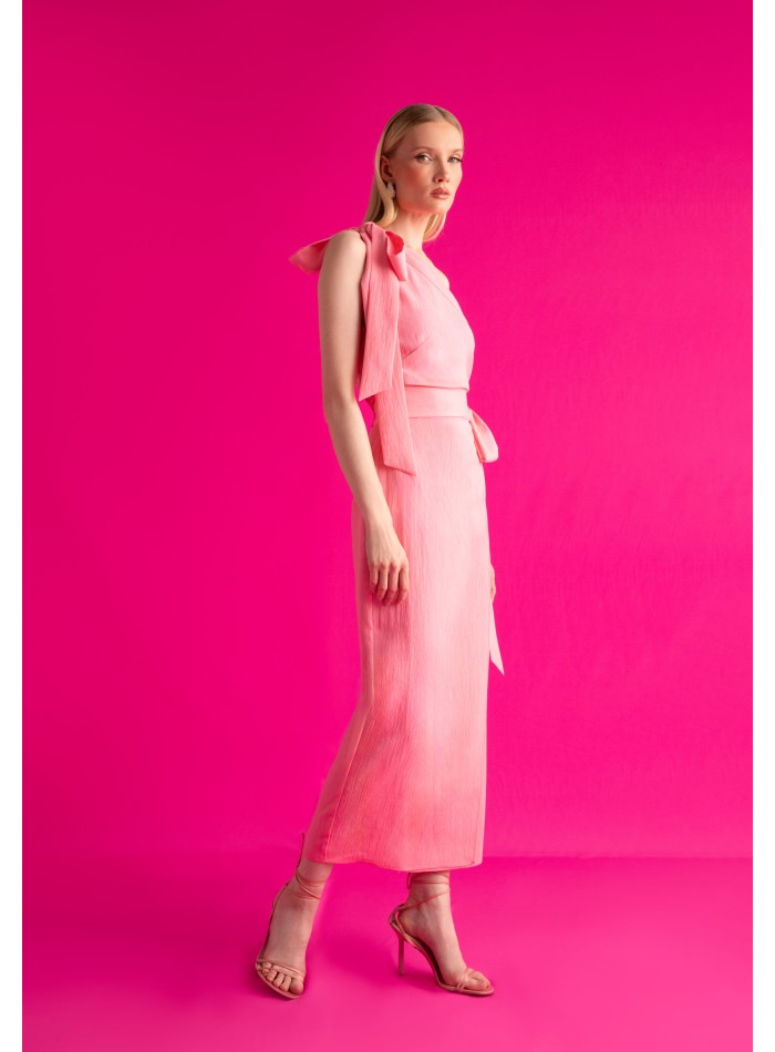 Top rose asymétrique avec laçage sur l'épaule