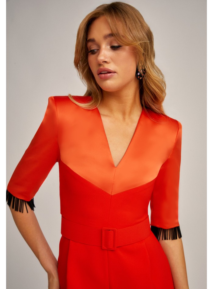 Mono de fiesta naranja en crepé satén con flecos de cristal para ocasiones especiales