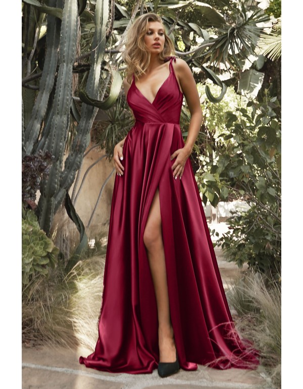 Longue robe de soirée en satin avec encolure croisée et...