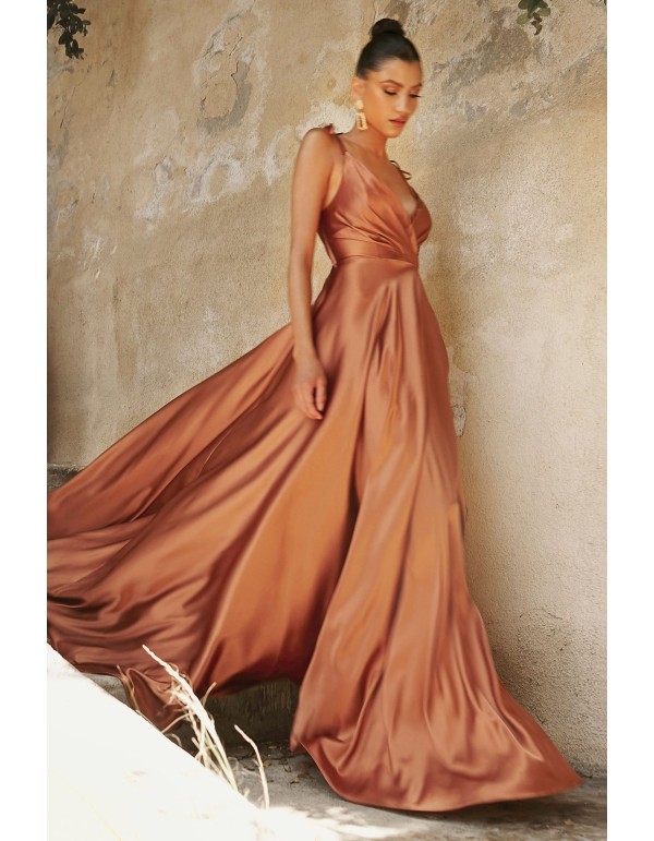 Longue robe de soirée en satin avec encolure croisée et...