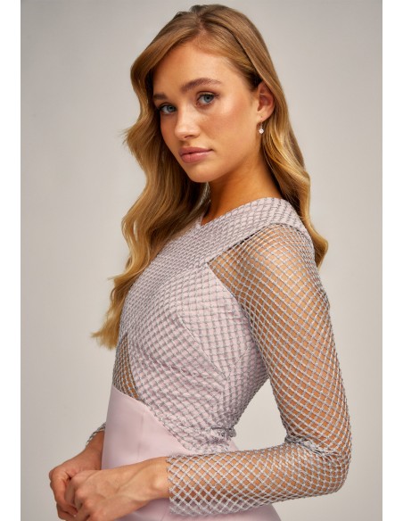 Vestido mini rosa empolvado con cuerpo cruzado y malla para eventos