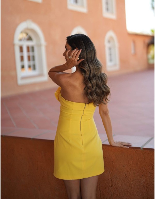 Vestido corto amarillo palabra de honor con flores 2