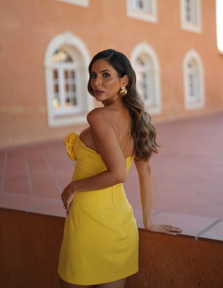 Vestido corto amarillo palabra de honor con flores