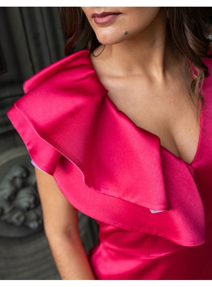 Robe de soirée courte avec volants à l'encolure