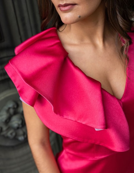 Vestido corto de fiesta con volante en el escote