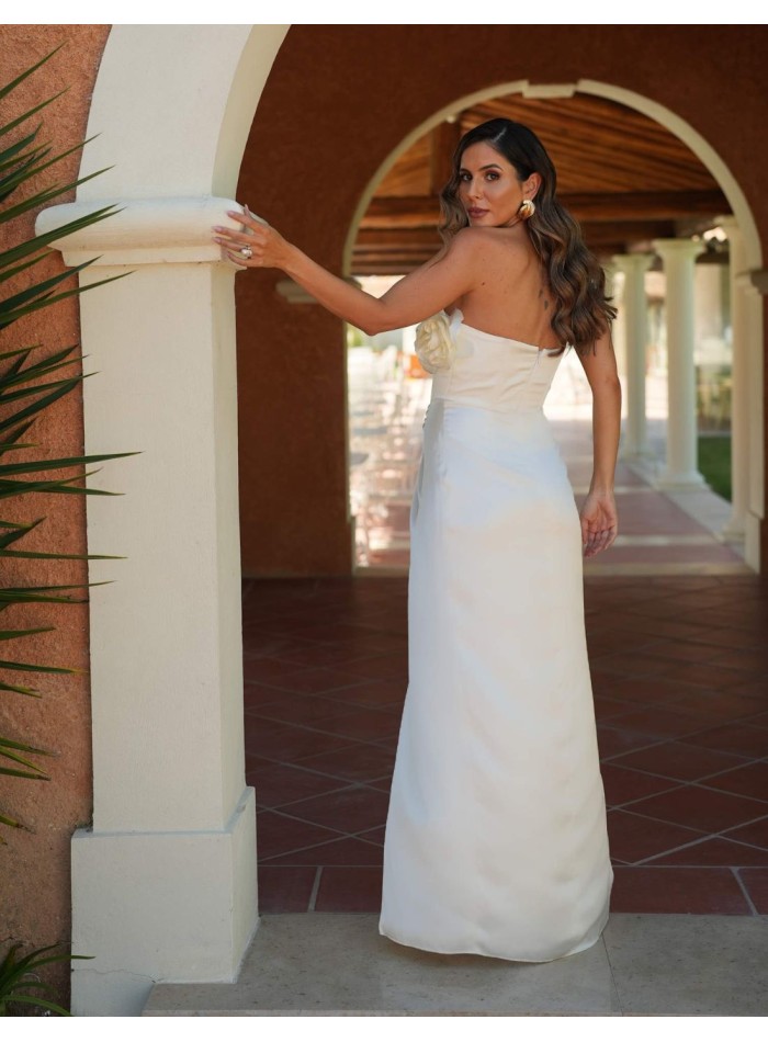 Longue robe blanche avec fente latérale et...