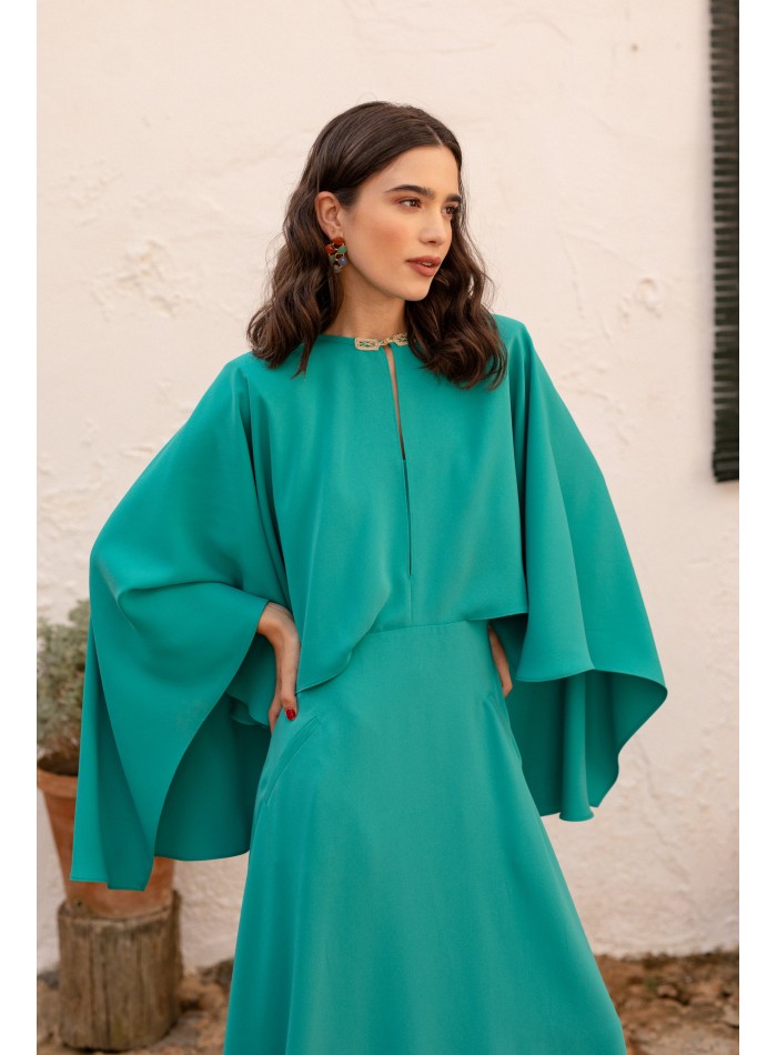Robe midi turquoise avec cape asymétrique