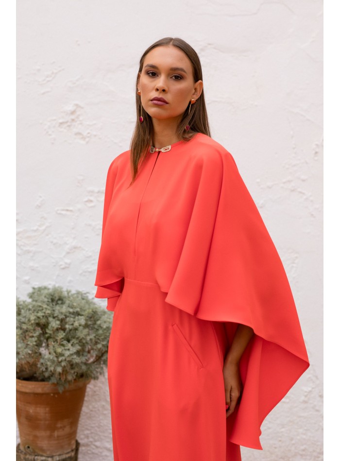 Robe midi corail avec cape asymétrique