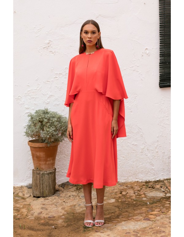 Robe midi corail avec cape asymétrique