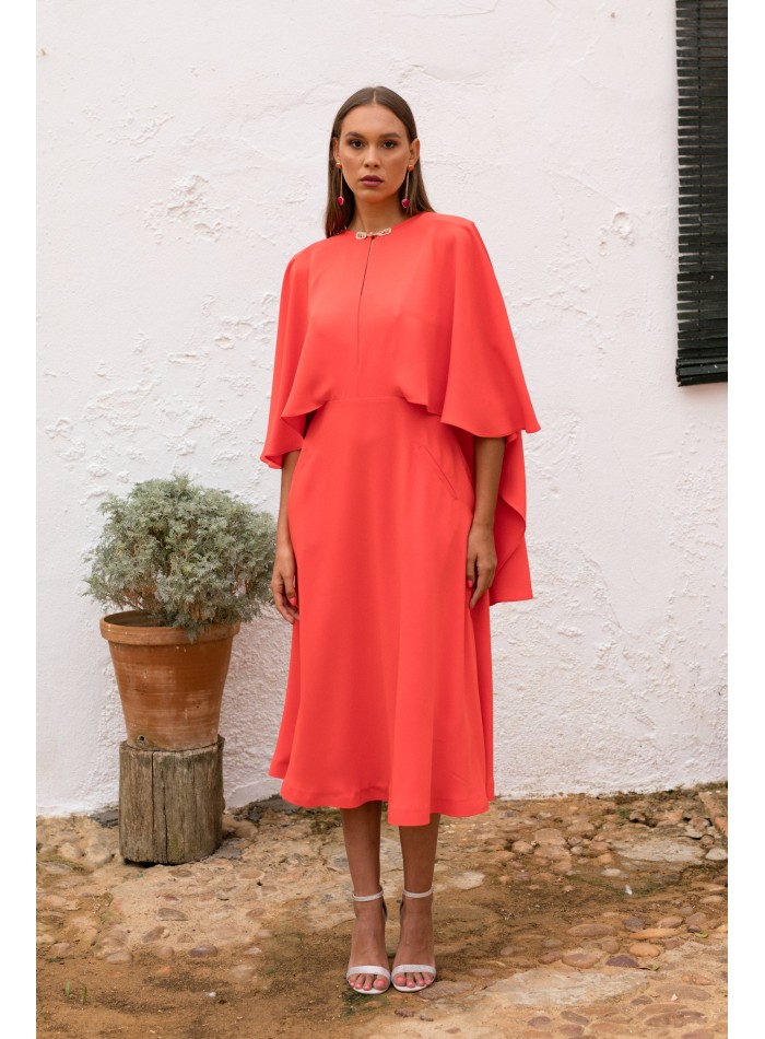 Vestido midi coral con capa asimétrica