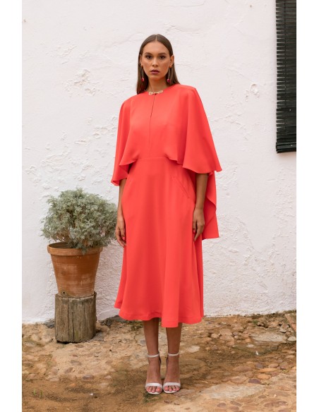 Robe midi corail avec cape asymétrique