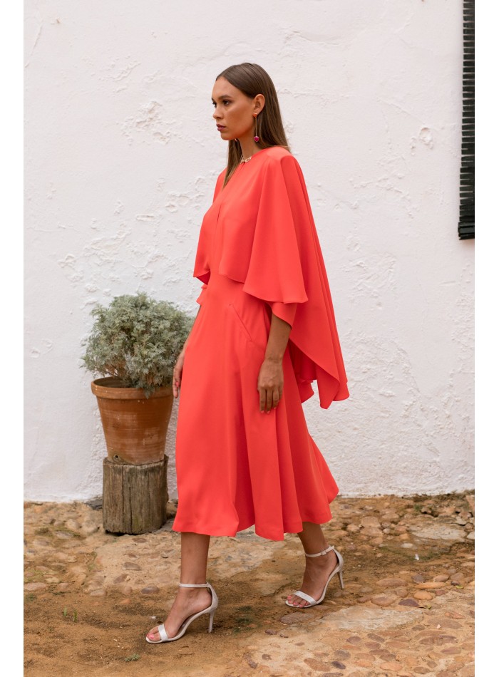 Vestido midi coral con capa asimétrica para eventos