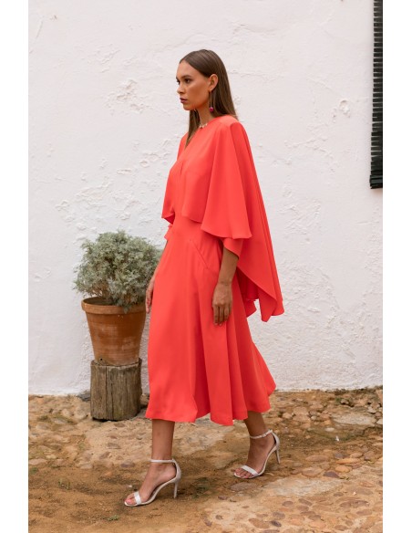 Robe midi corail avec cape asymétrique