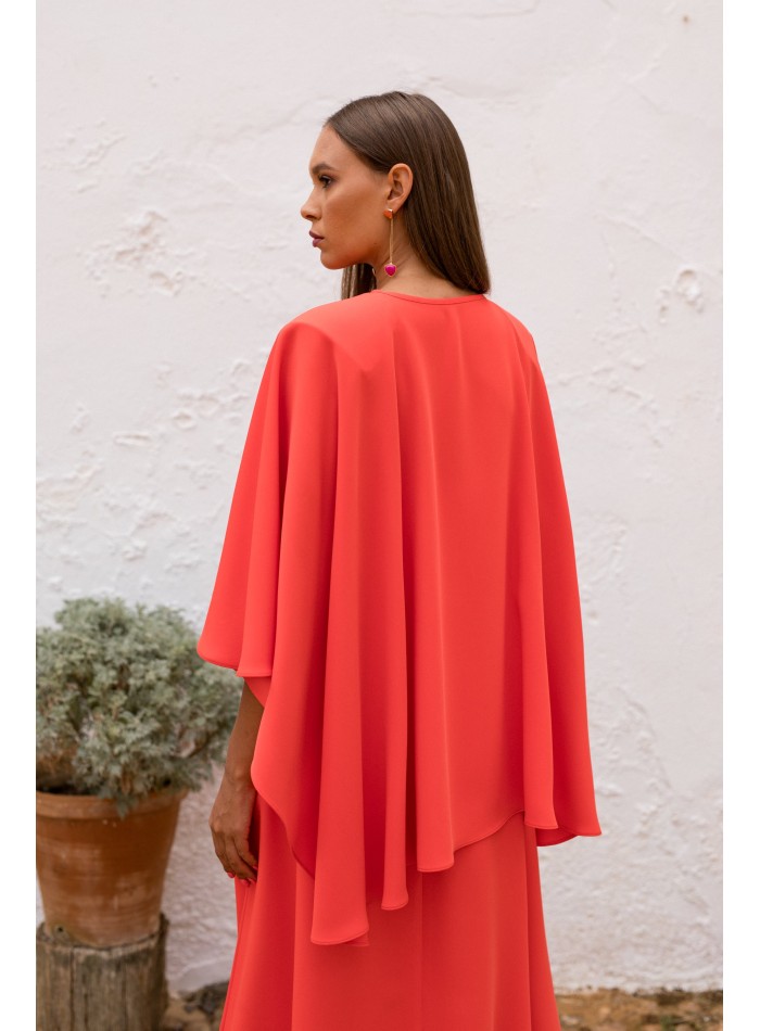 Robe midi corail avec cape asymétrique