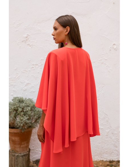Robe midi corail avec cape asymétrique