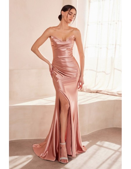 Robe d'invité sans bretelles en satin décolleté en cœur