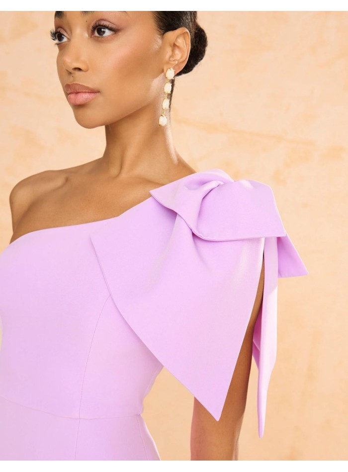 Longue robe d'invité avec encolure asymétrique...