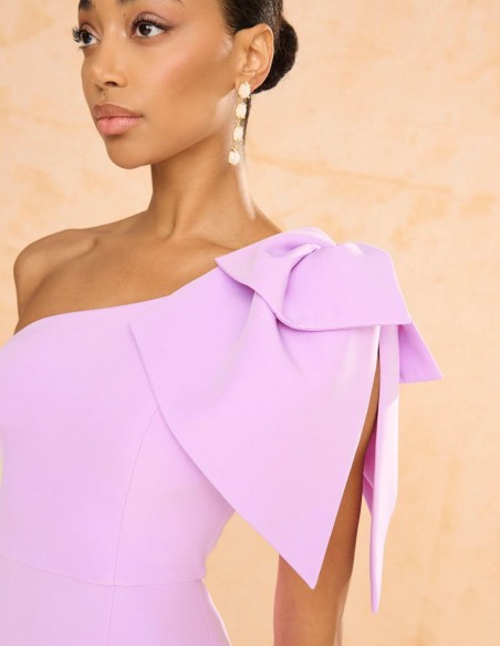 Longue robe d'invité avec encolure asymétrique et nœud maxi