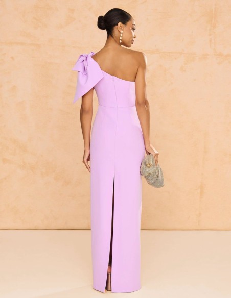 Longue robe d'invité avec encolure asymétrique et nœud maxi