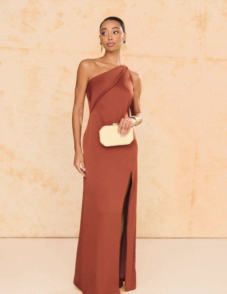 Robe longue en crêpe satiné de couleur terracotta avec longue cape