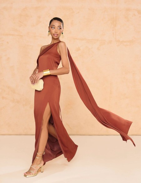 Robe longue en crêpe satiné de couleur terracotta avec longue cape