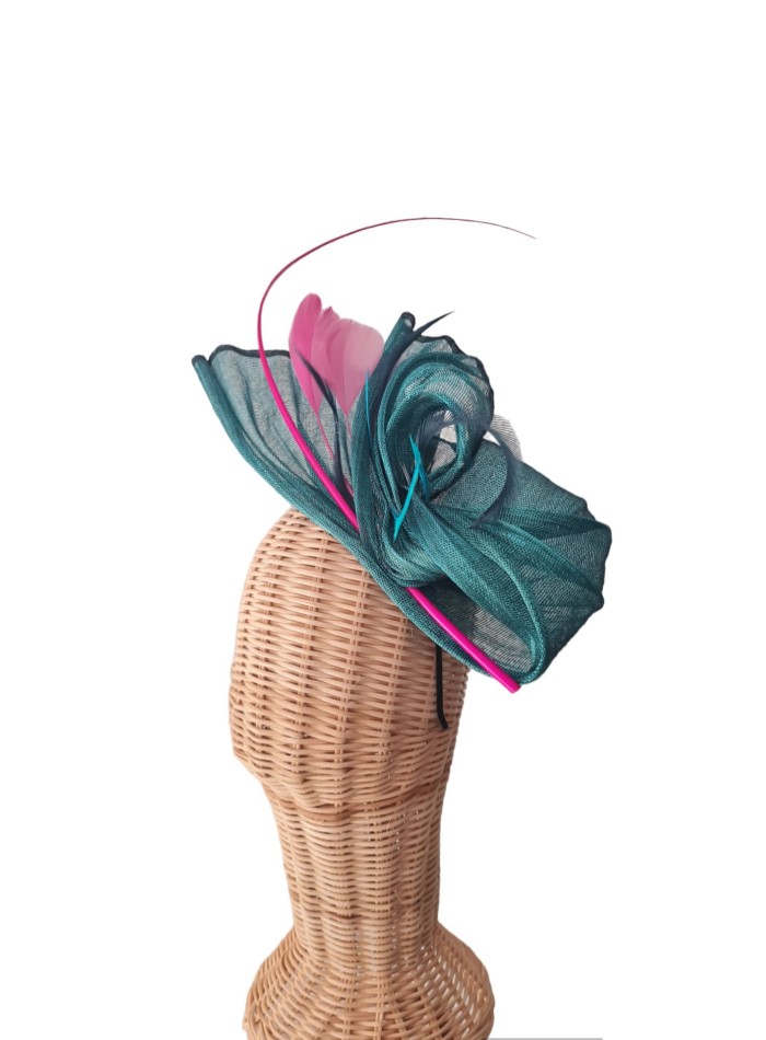 Tocado de invitada sinamay de seda petróleo con plumas para bodas de dia