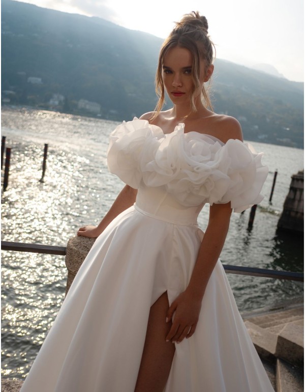 Long wedding dress with slit and detachable neckline 2