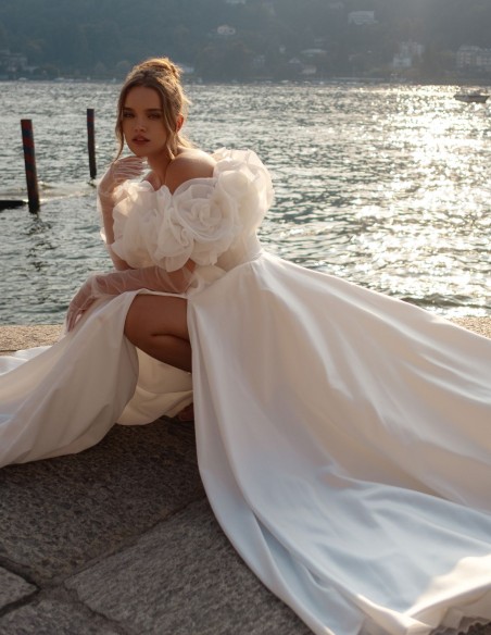 Robe de mariée longue avec fente et encolure amovible