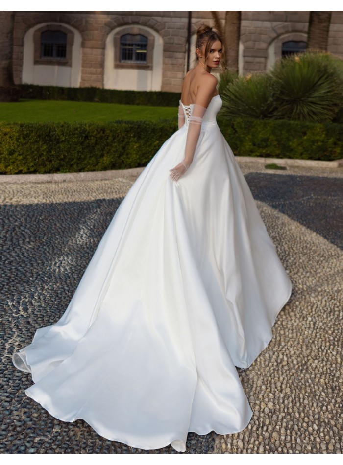 Robe de mariée longue avec fente et encolure...