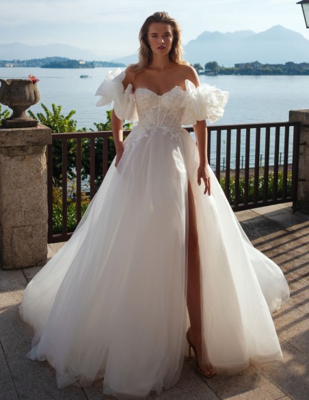 Long wedding dress in tulle with detachable sleeves