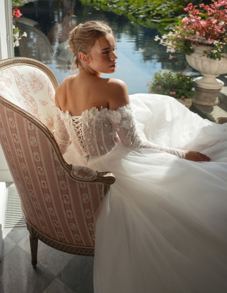 Longue robe de mariée ivoire avec encolure en dentelle et strass