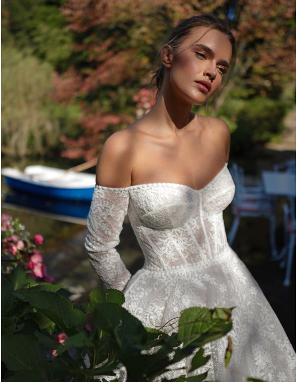 Long ivory wedding dress in lace with sweetheart neckline 2