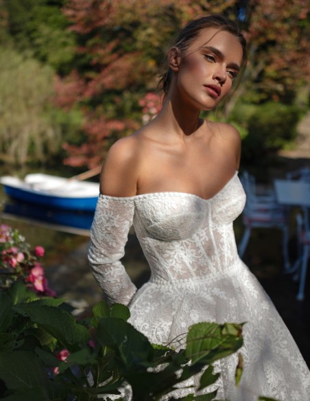 Long ivory wedding dress in lace with sweetheart neckline
